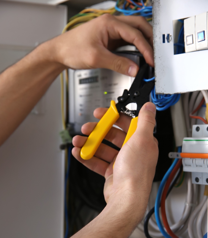 raccordement de fils électriques dans un tableau par électricien